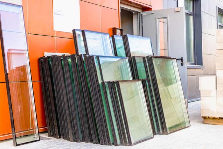 nouvelles-unites-verre-scellees-au-chantier-preparation-pour-installation-ouvertures-fenetres-materiaux-construction